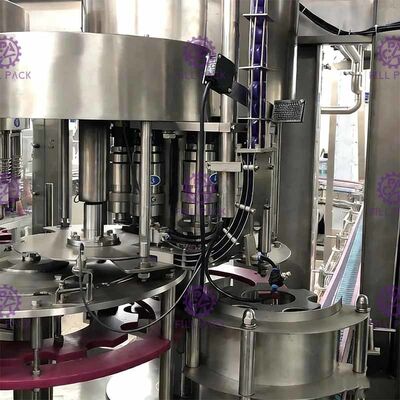 2L آلة تعبئة المياه المعدنية 3 في 1 خط تعبئة مياه الشرب أحادي الكتلة 4000BPH المزود